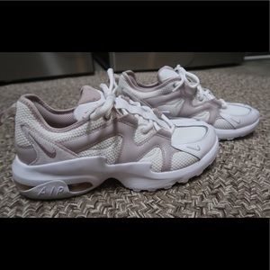 Womens’ NIKE SNEAKERS